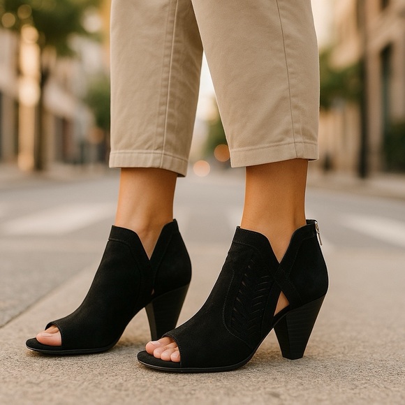 💕VINTAGE💕 Vince Camuto Black Ankle Booties with Geometric Heel - Picture 7 of 7
